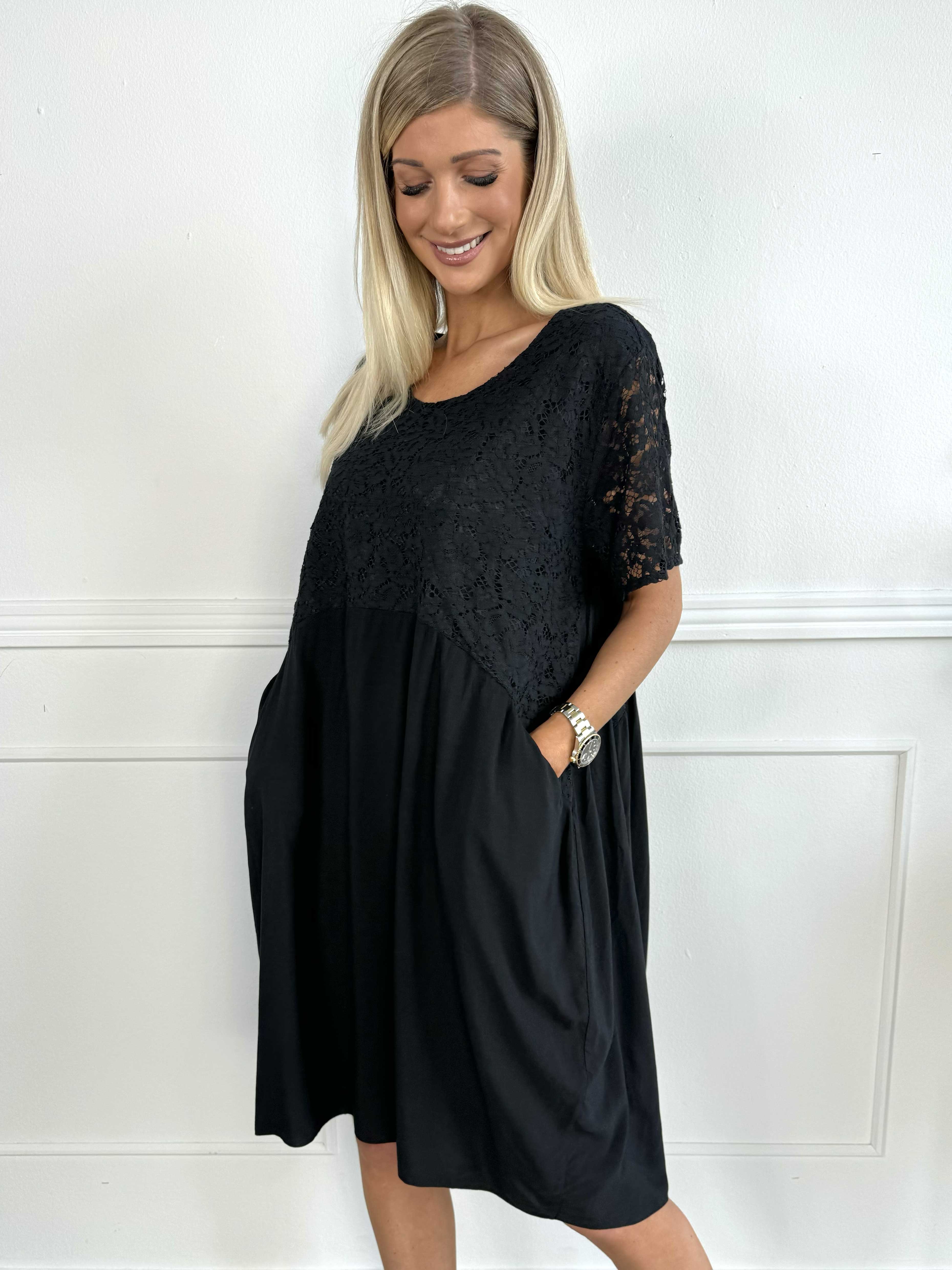 Sannie - Söt klänning med spets och fickor